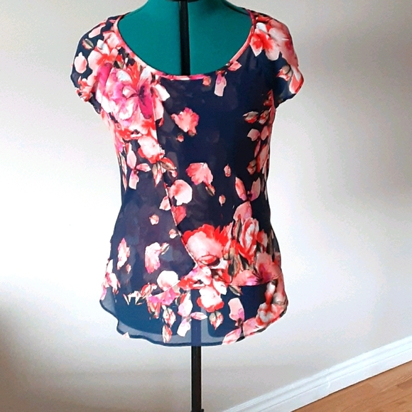 Beautiful floral top - Picture 1 of 3